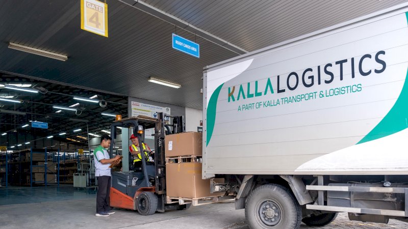 Kalla Logistics terus mempertegas kiprahnya sebagai penyedia layanan logistik terintegrasi di Indonesia dengan menghadirkan solusi menyeluruh mulai dari distribusi, pergudangan, freight forwarding, hingga jasa kepabeanan. Langkah strategis ini menjadi bagian dari upaya perusahaan dalam menjawab tantangan logistik nasional yang kian kompleks dan dinamis, khususnya di segmen Business to Business (B2B).