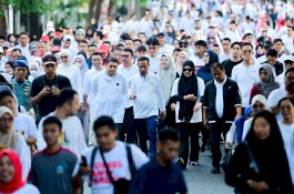 Momen Andi Sudirman, Fatmawati Rusdi dan Appi Jalan Sehat Bersama di Anti Mager