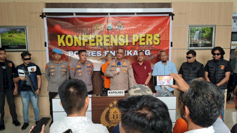 Kapolres Enrekang, AKBP Hari Budiyanto saat memimpin konferensi pers pengungkapan kasus pembunuhan.