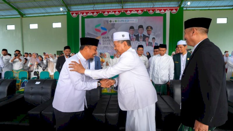 Gubernur Sulsel Serahkan Bantuan Rp5 Miliar untuk Pemkab Barru pada Peringatan Hari Santri Nasional