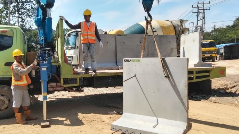 PT Kalla Beton kembali menegaskan perannya sebagai pelopor inovasi di sektor konstruksi dengan menghadirkan produk terbaru Precast L Shape, struktur beton pracetak berbentuk huruf “L” yang dirancang khusus untuk kebutuhan dinding penahan tanah dan sistem drainase modern.