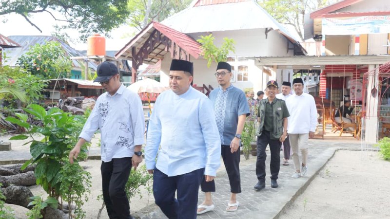 Wali Kota Makassar Pimpin Gerakan Jumat Bersih dan Bagi Sembako di Pulau Samalona