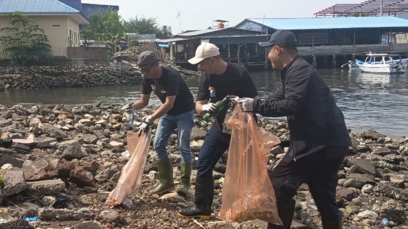 Bank Mandiri Region X (Sulawesi & Maluku) bersama komunitas dan mitra melaksanakan Aksi Bersih Mandiri secara serentak pada Sabtu (25/10)