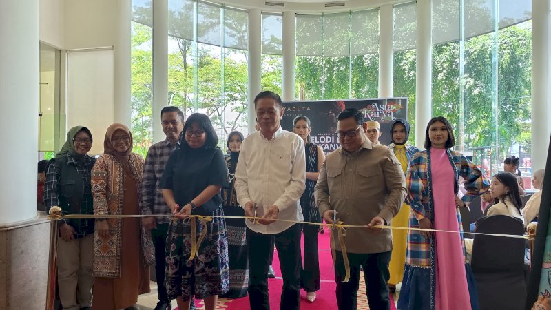 Mengusung tema “Kolaborasi Jiwa dan Seni”, kegiatan ini berlangsung mulai 25 Oktober hingga November 2025 di lobi utama Hotel Aryaduta Makassar, menampilkan deretan karya seni rupa dari anak-anak muda Makassar serta produk unggulan UMKM lokal.