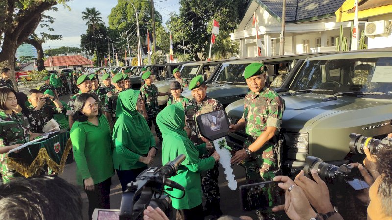 Penyerahan 38 unit kendaraan tempur Maung diperuntukkan bagi para Danramil berpangkat Mayor di wilayah Sulsel dan Sultra. Satu unit Toyota Fortuner diserahkan untuk Danrindam, dan satu unit Mitsubishi Pajero untuk satuan 143. (Dok Rakyatku)