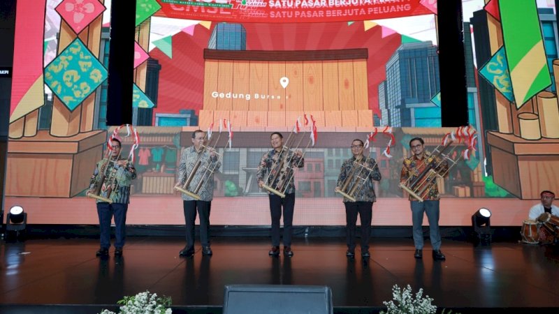 Pasar Modal untuk Rakyat, Satu Pasar Berjuta Peluang”, ajang tahunan yang berlangsung di Main Hall Bursa Efek Indonesia (BEI) ini berhasil menarik 11.682 pengunjung langsung (onsite) hanya dalam dua hari pelaksanaan, meningkat 51,4% dibandingkan tahun sebelumnya.