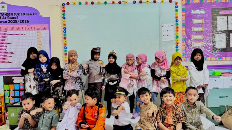 Suasana halaman Sekolah Islam Athirah Bukit Baruga tampak meriah pagi itu. Ratusan siswa berbaris rapi dengan kostum yang mencuri perhatian—ada yang berseragam dokter, pilot, tentara, bahkan pemadam kebakaran