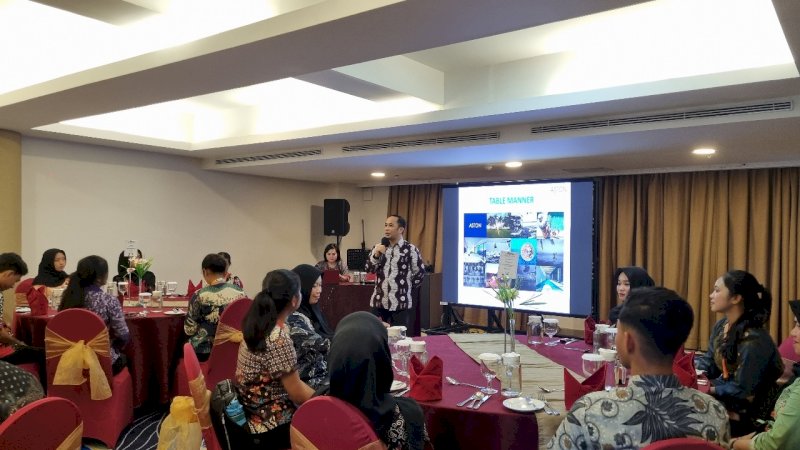 pelatihan Table Manner di Aston Hotel