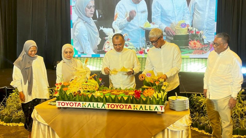 Caption:
CEO KALLA, Solihin Jusuf Kalla bersama jajaran direksi melakukan pemotongan tumpeng HUT ke-73 KALLA dalam Townhall Meeting di Wisma Kalla, Jumat (24/10/2025).