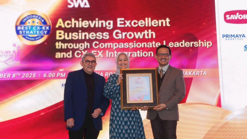 People & Culture Director KALLA sekaligus CEO Kalla Aspal, Disa Rizky Novianty, saat menerima penghargaan bergengsi “Indonesia Most Powerful Business Women Leader 2025 di Indonesia Room Hotel Shangri-La Jakarta pada 8 Oktober 2025.
