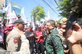 Sampaikan Aspirasi Terkait UMK 2026 di Balaikota, Wali Kota Makassar Temui Langsung Organisasi Buru