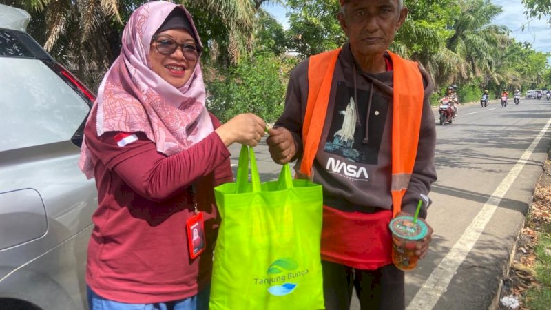 PT Gowa Makassar Tourism Development Tbk. (GMTD), pengembang kawasan terpadu Tanjung Bunga Makassar yang merupakan bagian dari LippoLand, melakukan pembagian puluhan paket sembako kepada warga sekitar pada Jumat (31/10).