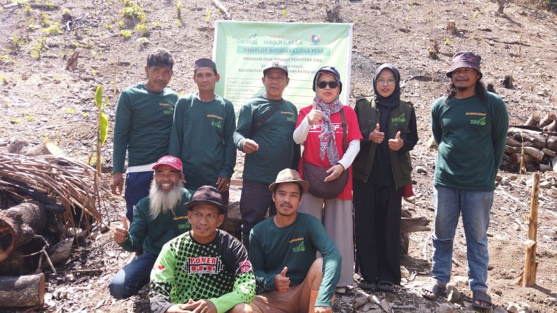 Tim Community Development LAZ Hadji Kalla berfoto bersama di lokasi budidaya Loka Pere di Desa Adolang Dhua, Kabupaten Majene, beberapa waktu lalu.