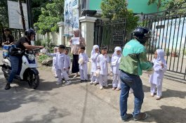 Belajar Peduli Sejak Dini, Siswa TK Islam Athirah Racing Center Gelar “Jumat Berbagi”
