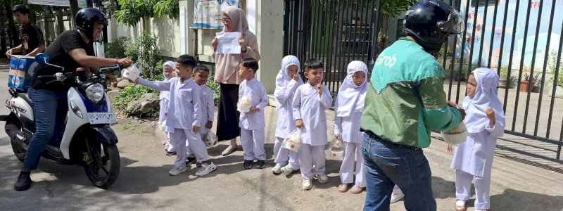 Belajar Peduli Sejak Dini, Siswa TK Islam Athirah Racing Center Gelar &ldquo;Jumat Berbagi&rdquo;