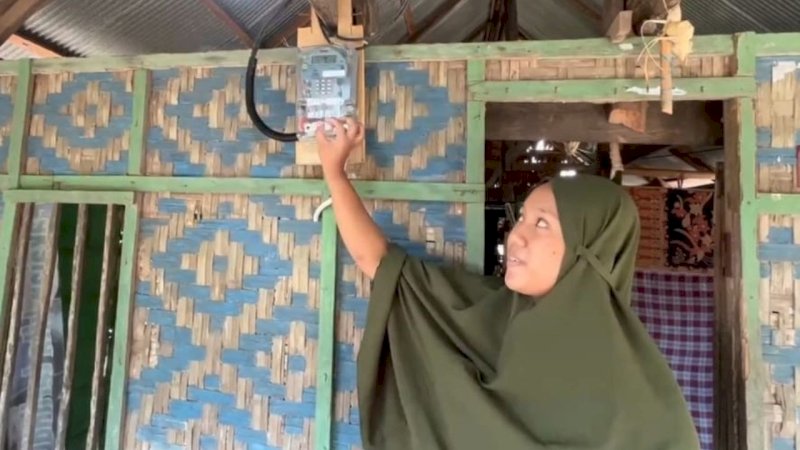 Salah satu warga di kabupaten Bone merasa bersyukur karena di desanya sumber penerangan listrik PLN sudah ada