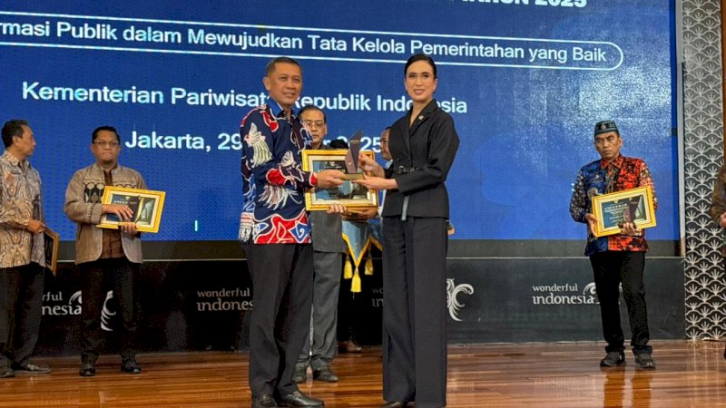 Politeknik Pariwisata (Poltekpar) Makassar kembali mencatat prestasi membanggakan dengan berhasil mempertahankan predikat “Informatif” dalam ajang Anugerah Monitoring dan Evaluasi Keterbukaan Informasi Publik di lingkungan Kementerian Pariwisata Tahun 2025.