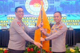 Kapolda Sulsel Serahkan Bendera Komite Olahraga Polri Kepada Wakapolda