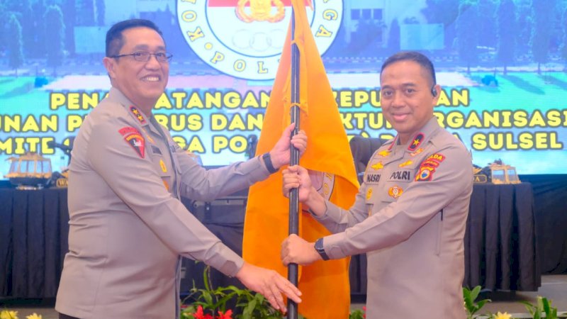 Kapolda Sulsel Serahkan Bendera Komite Olahraga Polri Kepada Wakapolda