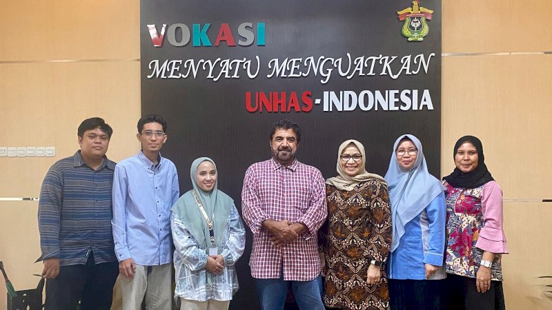 Pertemuan kedua institusi berlangsung di Kampus Unhas, Rabu (5/11), dihadiri oleh Dr. Sultan H. AlSultan (Founder & CEO TECRS Saudi Arabia), Prof. Dr. Ida Leida M, SKM., MKM., MScPH (Wakil Dekan Bidang Akademik dan Kemahasiswaan sekaligus Bidang Kerja Sama Fakultas Vokasi Unhas), Ir. Agustina Abdullah, S.Pt., M.Si. (Ketua GPM), serta Dr. Nurfadillah JS, S.Pd. (Ketua Program Studi Penginderaan Jauh dan Sistem Informasi Geografis/PJ-SIG) bersama para dosen PJ-SIG.