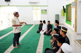 Tinjau Program Religi Murid SD-SMP di Masjid Nurul Mukhlisin Parepare, TSM Tekankan Pembinaan Akhlak Sejak Dini