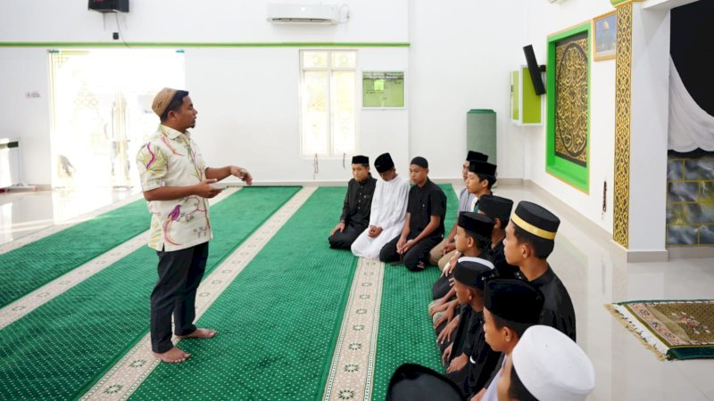 Tinjau Program Religi Murid SD-SMP di Masjid Nurul Mukhlisin Parepare, TSM Tekankan Pembinaan Akhlak Sejak Dini