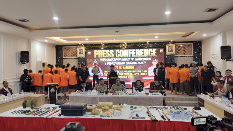 Kapolda Sulsel, Irjen Pol Djuhandhani Rahardjo Puro saat memimpin press release di Mapolrestabes Makassar pada Senin 10 November 2025. (Dok Rakyatku)