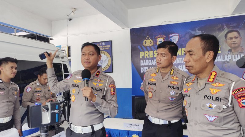 Dirgakkum Korlantas Polri, Brigjen Pol. Faizal didampingi Dirlantas Polda Sulsel. KBP. Karsiman saat kunjungan kerja ke Makassar pada Senin 10 November 2025. (Dok Rakyatku)