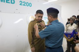 Munafri Arifuddin Terima Brevet Kehormatan Hiperbarik dari TNI AL