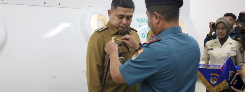 Munafri Arifuddin Terima Brevet Kehormatan Hiperbarik dari TNI AL