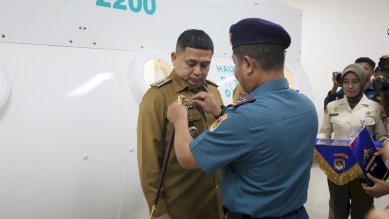 Munafri Arifuddin Terima Brevet Kehormatan Hiperbarik dari TNI AL