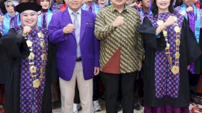 Dinas Pariwisata Kota Makassar mendampingi Wali Kota Makassar, Munafri Arifuddin, pada Wisuda Program Diploma (D3) Angkatan XV Politeknik Negeri Media Kreatif (Polimedia) PSDKU Makassar yang digelar di Swiss-Belhotel Makassar, Sabtu (15/11/2025).