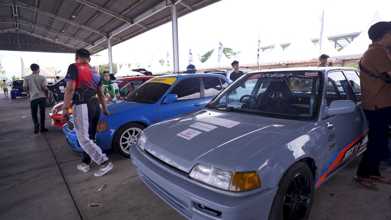 Pertamina Patra Niaga Regional Sulawesi kembali mempertegas dukungannya terhadap kemajuan motorsport nasional dengan menjadikan Pertamax Turbo sebagai bahan bakar resmi Final Kejurnas Drag Race 2025