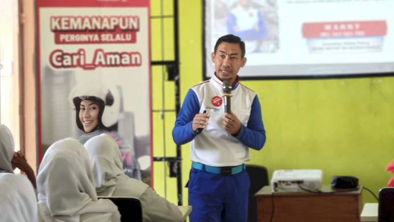 Asmo Sulsel memberikan pembekalan kepada siswa SMKN 7 Takalar pada Selasa (18/11). Lebih dari 40 siswa jurusan Teknik dan Bisnis Sepeda Motor (TBSM) yang merupakan salah satu sekolah binaan perusahaan mengikuti kegiatan ini.