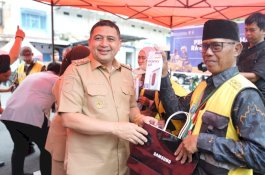 Dorong Transformasi Digital Parkir, Pemkot Makassar Bagikan Smartphone ke Jukir