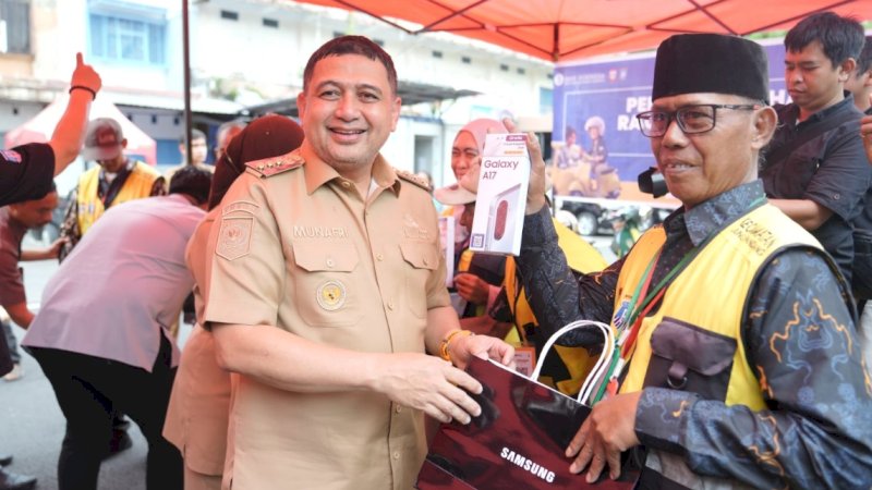 Dorong Transformasi Digital Parkir, Pemkot Makassar Bagikan Smartphone ke Jukir