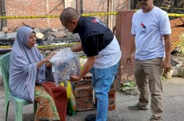 DPD PSI Wajo Tunjukkan Politik Kemanusiaan, Serahkan Bantuan untuk Korban Kebakaran di Kota Sengkang