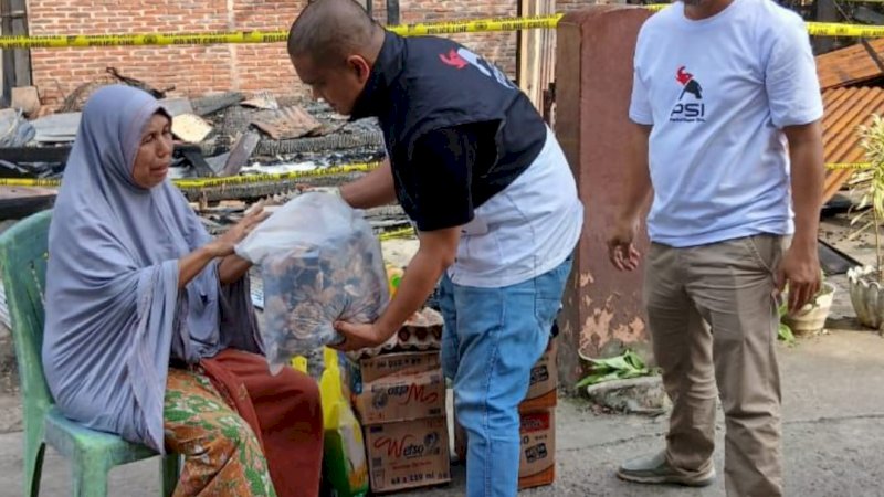 DPD PSI Wajo Tunjukkan Politik Kemanusiaan, Serahkan Bantuan untuk Korban Kebakaran di Kota Sengkang
