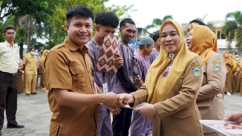 Berkinerja Baik , RSUD Andi Makkasau Beri Penghargaan Kepada Petugas Cleaning Service dan Evakuasi Pasien