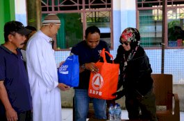 Bupati Gowa Kunjungi Warga Miskin Ekstrem dan Beri Bantuan ke Masjid