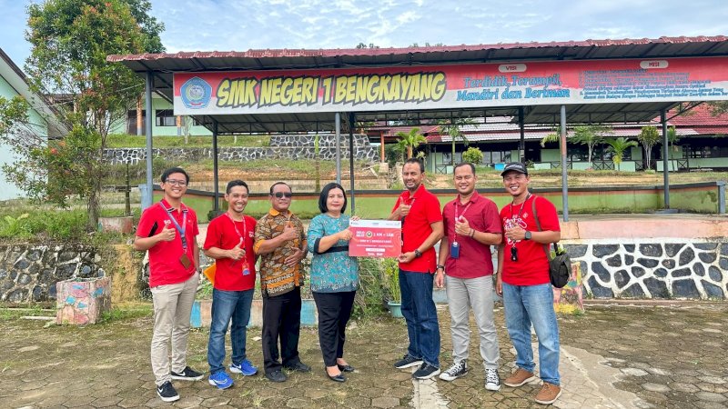 Penyerahan Bantuan 111.500 GB kuota internet Telkomsel kepada perwakilan SMK Negeri 1 Bengkayang.