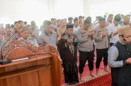 Polres Wajo Gelar Salat Gaib, Doakan Korban Bencana Sumatera dan Aceh dengan Penuh Haru