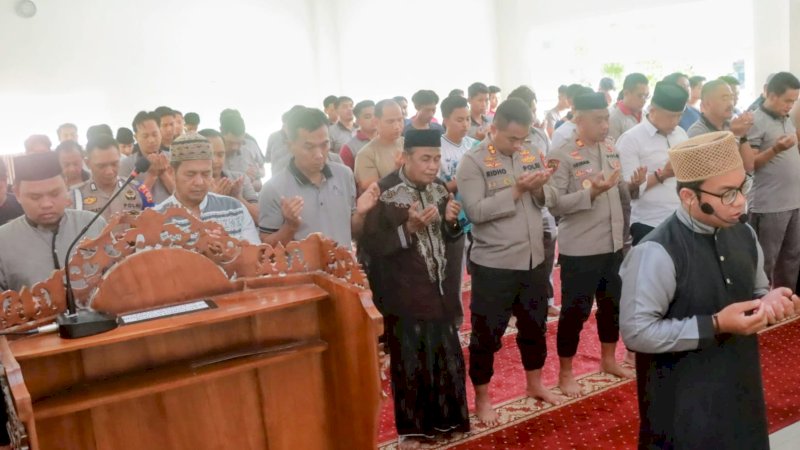 Polres Wajo Gelar Salat Gaib, Doakan Korban Bencana Sumatera dan Aceh dengan Penuh Haru