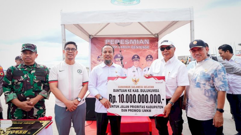 Gubernur Sulsel Serahkan Bantuan Keuangan Rp10 M saat Peresmian Kolam Labu Bentenge Bulukumba