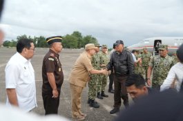 Momen Wali Kota Makassar Jemput Menhan Sjafrie Sjamsoeddin di Lanud Sultan Hasanuddin