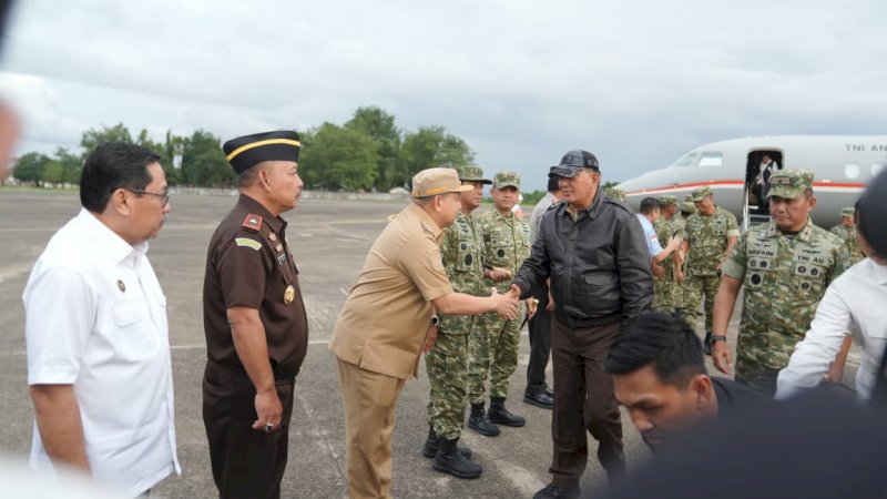 Momen Wali Kota Makassar Jemput Menhan Sjafrie Sjamsoeddin di Lanud Sultan Hasanuddin