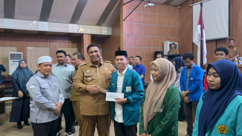 Bupati Maros Serahkan Beasiswa Baznas Untuk 120 Mahasiswa