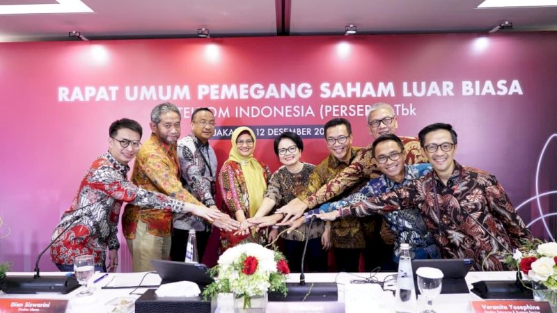  Direktur Utama Telkom Dian Siswarini (keempat dari kiri) bersama jajaran Board of Directors (BOD) TelkomGroup seusai agenda Rapat Umum Pemegang Saham Luar Biasa (RUPSLB), pada Jumat (12/12).