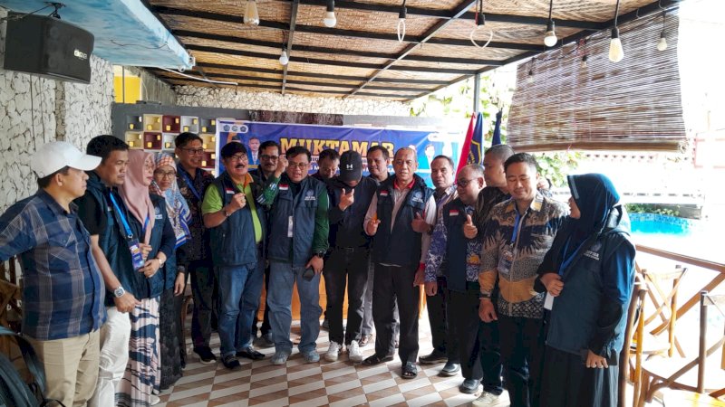 Hasil rapat formatur menyepakati Prof. Dr. H. Andi Sukri Syamsuri, S.Pd., M.Hum. sebagai Ketua IKA Unismuh Makassar periode 2025&ndash;2030, dengan Dr. Ismail Rasulong, S.E., M.M.