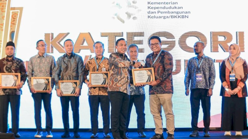 Manager Humanity and Environment LAZ Hadji Kalla, Sapril Akhmady, menerima penghargaan dari Kementerian Kependudukan dan Pembangunan Keluarga/BKKBN di Jakarta, pekan lalu. LAZ Hadji Kalla berhasi mendapatkan predikat GOLD sebagai Mitra LSM/Komunitas Orang Tua Asuh Cegah Stunting (GENTING) pada Genting Collaboration Summit 2025.